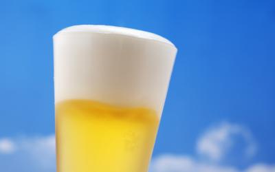 Bier met blauwe lucht